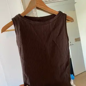 Brun crop top i ribbat material, super skön o fin till höst. Storlek s