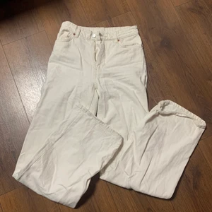 Jeans - Vita/äggvita jeans från monki. 