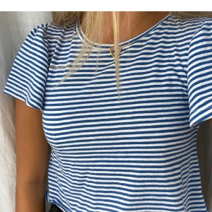 T-shirt - Randig tröja med volanger. Den är köpt här på Plick därför vet jag inte märket 