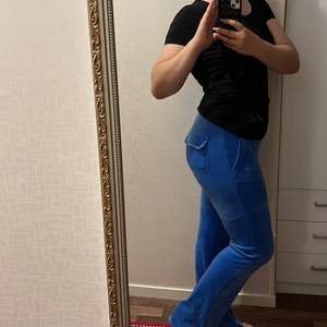 Juicy byxor!! - Säljer mina super fina juicy couture byxor I färgen ”Regatta”. Inga fel på byxorna bara att de inte kom till användning❤️ Köpt i slutet av juli för 1100kr. De är även slutsålda✨ Bra deal! Skulle passa nån med storlek 38-34. Nya men använd en gång💋 