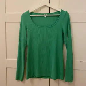 Grön långärmad tröja från Arket i storlek M! Tröjan har en djupare urringning. Superfin verkligen!! 🍋🍋 Villig att diskutera pris!