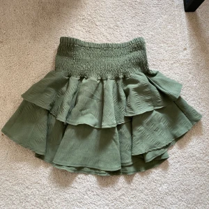 Kjol volang  - Grön kjol med volanger, helt oanvänd 💚 Storlek M men passar S-L