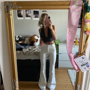 Oanvända kostymbyxor från Zara🤍 - Intressekoll på mina vita kostymbyxor från Zara🤍🦋 helt oanvända och så så snygga!! Men de är lite för långa på mig och jag är 165🤍 köpta för 399 och prislapp finns kvar. Men de sitter som en SMÄCK!