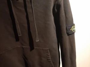 Stone Island hoodie - Säljer min stone island hoodie för att den blev liten för mig nu, har haft den länge o man märker att den har blivit använd fast inga skador eller fläckar finns.  Storlek: L Nypris: 2600kr  Mer bilder eller frågor bara skriv!