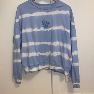 Oversize Crewneck Hoodie - Köpt i Frankrike för några år sedan men inte använt så mycket, Storlek S men oversize, bra skick, vsco girl stil🌞