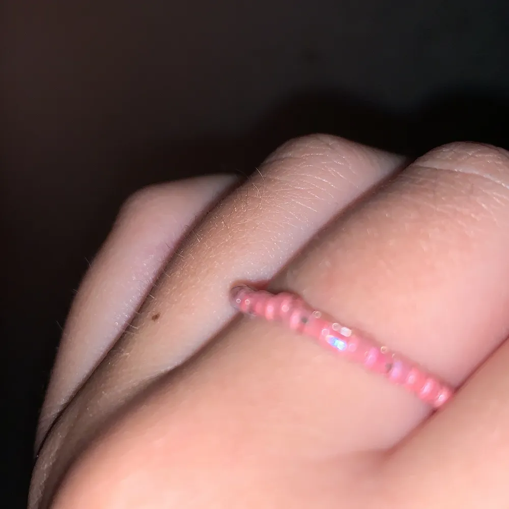 Säljer en rosa ring som jag gjorde själv. Den saknar några pärlor där bak så därav priset💗. Accessoarer.