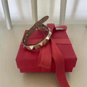 Valentino armband  - Säljer mitt valentino armband i en silver/guld glittrig färg. Väldtt bra skick förutom lite slitet vid spännet som ni ser på bilden. Original pris ca 2200💕kvitto Och låda finns kvar