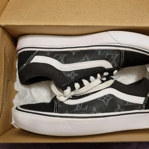 Vans custom LV - Vans custom LV Stl 36 använda 2-3gånget är därför som nya.