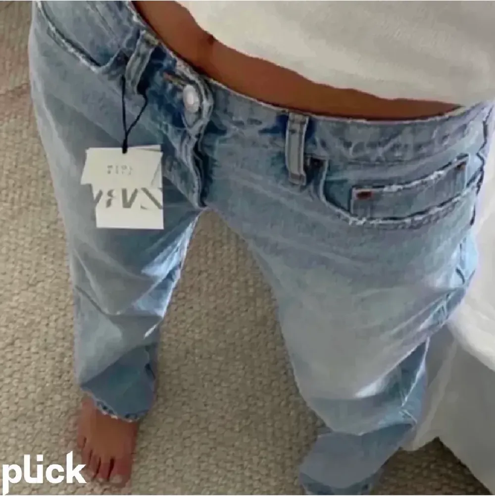 Säljer mina midrise jeans från zara pågrund  av att storleken inte passade mig.köptes för 379 på zara men säljer för 250.💕 📛lånade bilder📛. Jeans & Byxor.