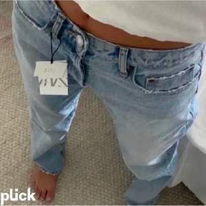 Säljer mina midrise jeans från zara pågrund  av att storleken inte passade mig.köptes för 379 på zara men säljer för 250.💕 📛lånade bilder📛