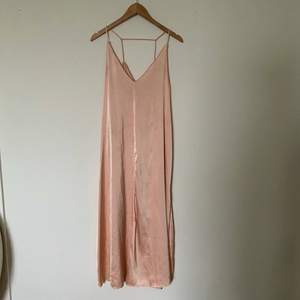 En superfin lång-klänning i typ nästan ”silkes” material🌸🌸  Tryck på ”köp nu” för att få hem den inom 2 arbetsdagar💕