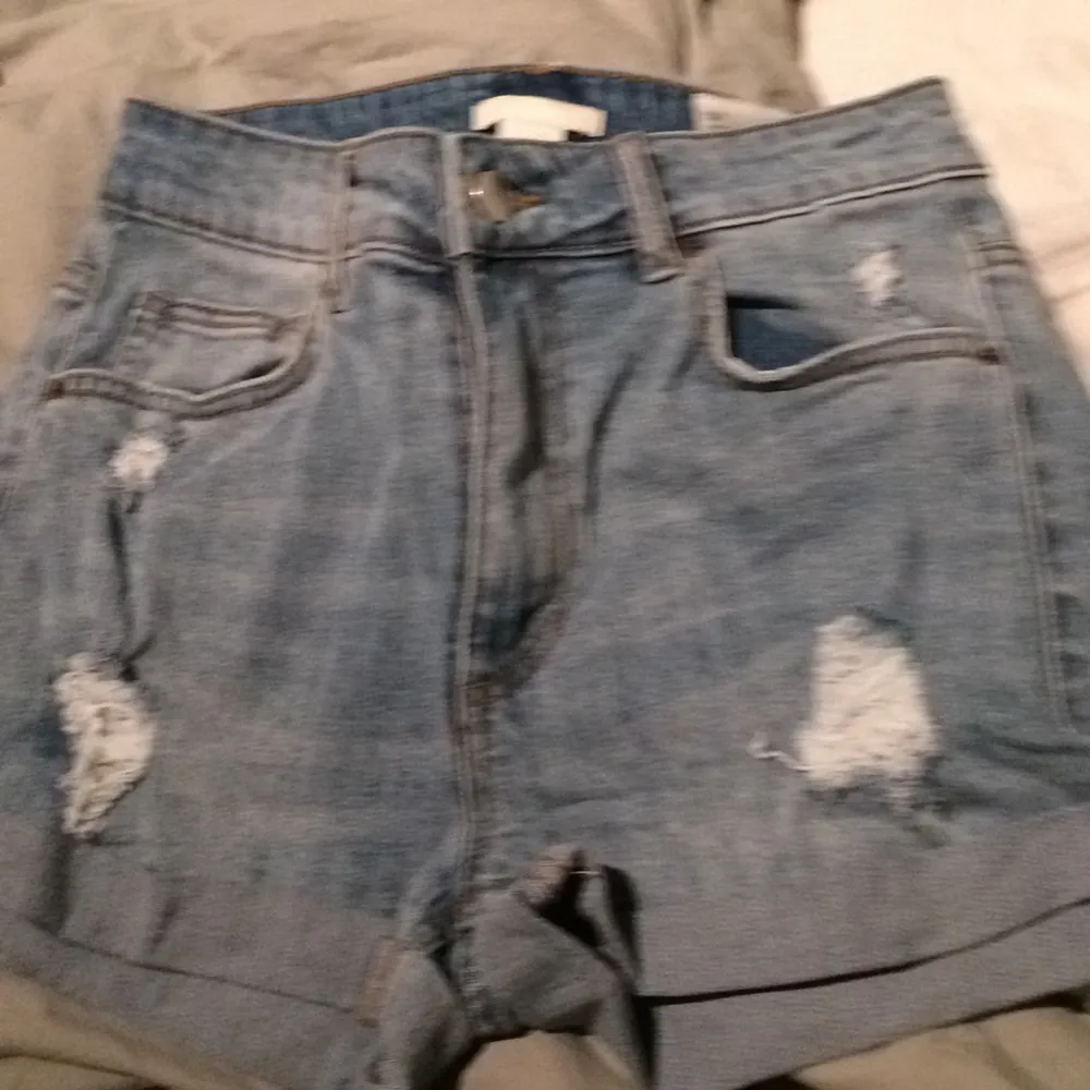 Ett par blåa ripped jeans shorts från H&M i storlek 36, aldrig andvänts, väldigt bra skick och väldigt bra kvalitet.. Shorts.