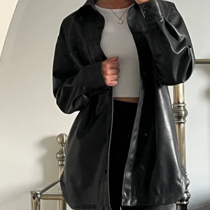 Skinnjacka  - Säljer denna ursnygga skinnjackan från H&M! Så fin att ha nu till hösten🤎 Jag är 160 cm lång och har den här i storlek XS, passar även som S🤍