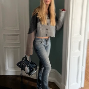 Nudie Low Waist Jeans - Low waist jeans i strl 36. W: 28 L: 32. Jag är 180 och dom passar mig i längden. Skriv i dm för mer info! 