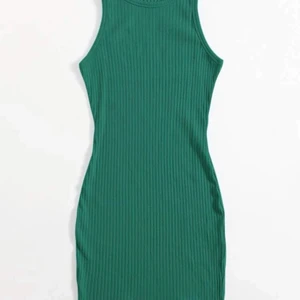 Tight klänning  - Säler min gröna tighta klänning då den tyvärr aldrig kommit till användning. Superfin och är i ribbat material.  Har du några frågor så är det bara att kontakta mig. Köparen står för eventuell frakt💞