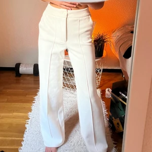 Vita kostymbyxor - Vita kostymbyxor i lite tjockare material, jättesköna. Är 171 för referens. Pris går att diskutera och köparen står för frakten!