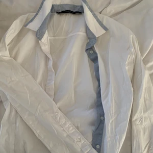 Figursydd skjorta  - Figursydd skjorta från zara, säljs då den var liten på mig. Köparen står för frakt!❤️