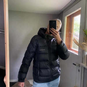 Peak performance jacka  - En varm och fin peak jacka🙌🏻 använd 1vinter+några få gånger förra vintern så den är i bra skick förutom ett litet hål på armen💕 Jag är 170cm och den passar mig bra men är lite kort i armarna, skriv privat för mer mått på tex armarna eller för fler bilder!❤️