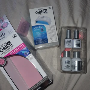 Nagel kit - Oöppnat och oanvänt nagel kit, ingår en liten uv lampa, nagelfil, liten pinne, och 4 steg av gel. Super bra och fint
