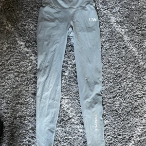 I CAN I WILL träningsbyxa  - Dessa är använda max 3 gånger! Mycket bra kvalite och formar kroppen snyggt! Även väldigt bekväma! Färgen är ljus grå med lite olivgrön hint i. Storleken är Xs men dem är stretchiga så passar för många!