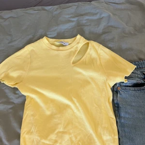 Gul kort T-shirt  - Aldrig använd.
