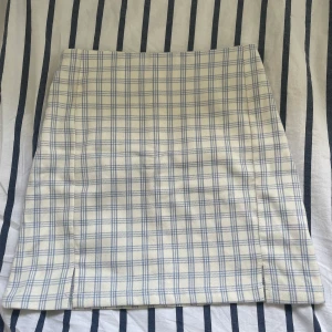 Kjol - Säljer en jättegullig kjol som endast är testad men aldrig använd då den är för liten för mig!💗 den är i nyskick, skriv privat för fler bilder eller så!💞