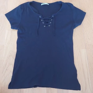 Svart topp, storlek L - Säljer en svart topp från New Yorker, storlek L. Bra skick