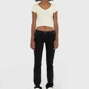 Lowwaist jeans  - Säljer dessa slutsålda lowwaist jeans från märket stradivarius (köpta från zalando), då de tyvärr är för små på mig. Storlek EU38, XXS/XS/S 💓💓  nyskick! Skriv privat om ni vill ha fler bilder !