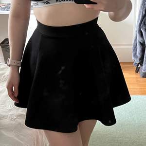 Kort kjol från H&M devided storlek xs, relativt oanvänd och inga defekter 
