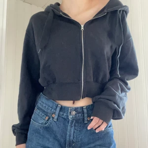 Croppad zip up hoodie  - Denna köpte jag från BIKBOK  för ett tag sedan men har nästan inte använt den. Storleken är XS men det är en ganska stor storlek så den passar för även större storlekar <3