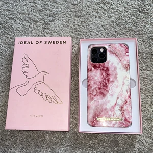 Ideal Of Sweden skal! - HELT nytt. Bara tagit ur skalet för att fota. Passar iPhone 12 PRO Max Ur deras ”Sten” kollektion! Kostar 500 kr nytt. 