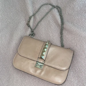 Valentino väska - Väskan är använd mycket vilket syns därav lämnar jag priset öppet 