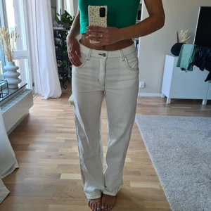 Snickarbyxor från Bershka - Säljer dessa slutsålda och populära Bershka byxorna. De är i storlek 36 och har perfekt längd på mig som är 165cm. Använda endast 1 gång i kort stund, så de är i nyskick.