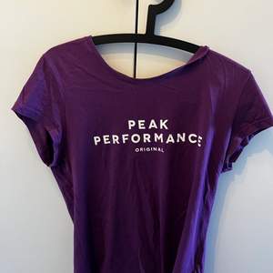 Peak performance t-shirt i fin lila färg, nypris 400kr säljer för 50kr+frakt