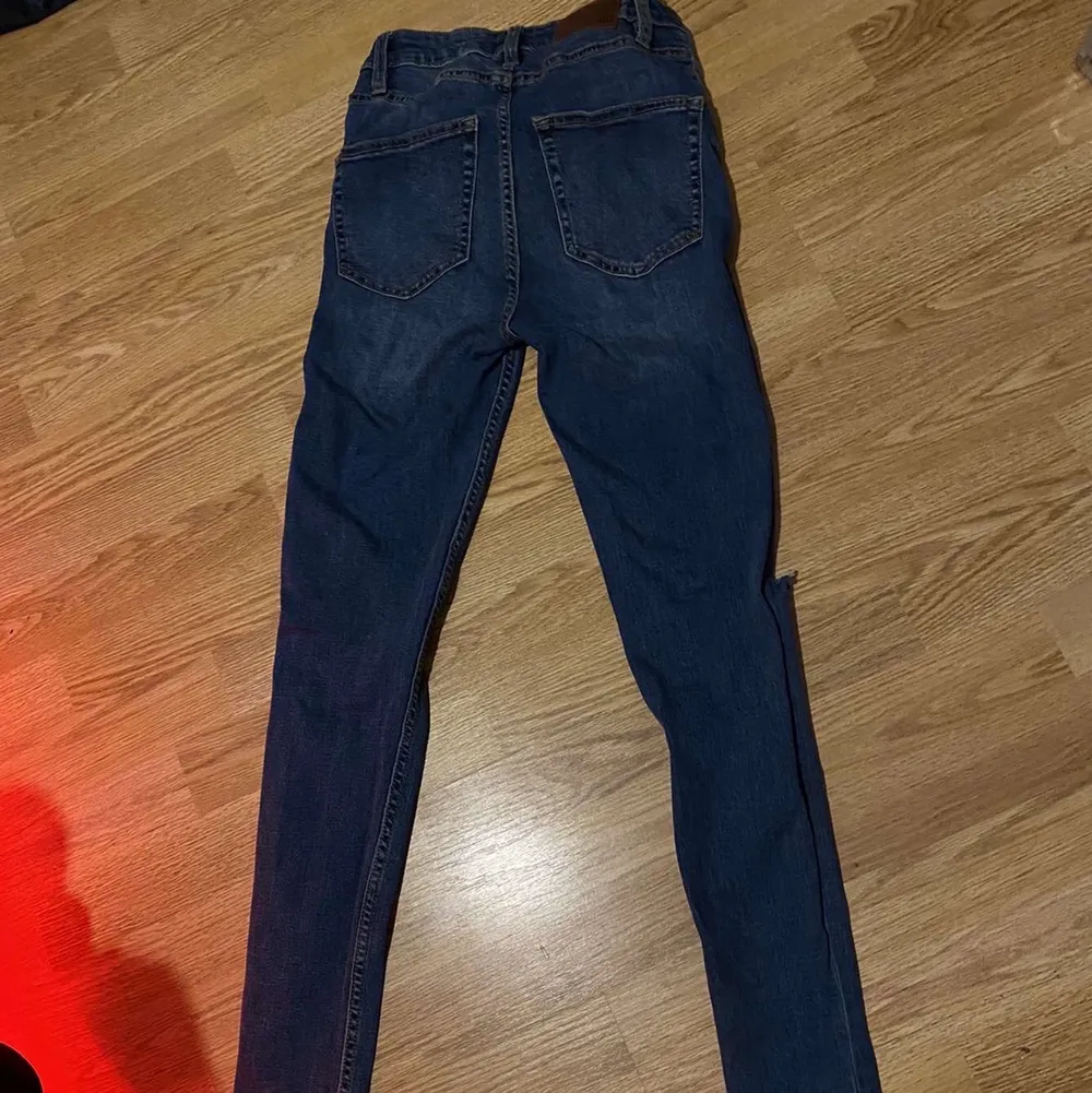 Skinny jeans med hål i knäna från lager 157, du använda ett fåtal gånger . Jeans & Byxor.
