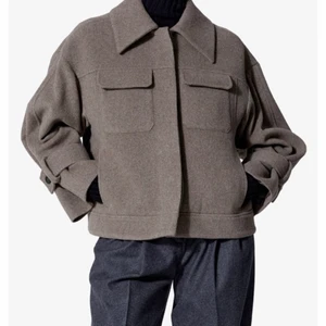 Höstjacka  - Heej!💓 Säljer min älskade Dagmar jacka, nästan helt oanvänd, använt den max 3 gånger! Säljer då jag spanat in en ny jacka som jag tror att jag får mer användning av. Köpt på ”House of Dagmar” för 5000kr! Kom med pris förslag💓💓