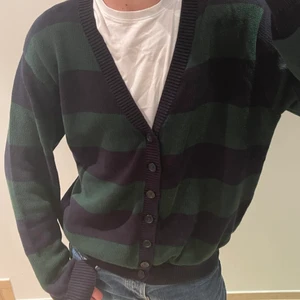 Brandy Melville Maya Sweater - Söt Brandy cardigan med de ikoniska gröna och blå färgerna.  Riktigt bekväm gjord av 100% bomull, i den överdimensionerade storleken.  Jag rekommenderar att du kollar in webbplatsen för passande referens. Ursprugligen 400 kr 💚💙