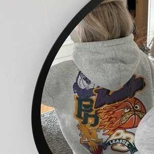 Hoodie grå  - En slutsåld grå hoodie från PULL&BEAR. Storlek M, säljer då den inte kommer till användning. Skriv privat för fler bilder.m