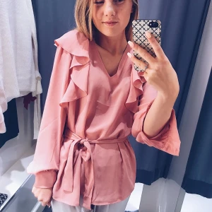 Rosa blus - Rosa blus med volanger från Gina tricot 