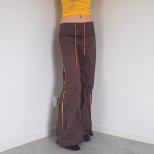 Cargobyxor - Vida cargobyxor i funktionsmaterial🤎🧡 De har råa sömmar vid bensluten och lite av sömmen har gått upp vid båda bensluten, se bild. Mått: runt midja 87 cm, innerbenslängd 78 cm. Jag är 177 cm. Frakt tillkommer🌞