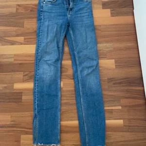 Jeans med slit  - Jeans med slit från zara, uppklippta för är för långa för mig som är 164. Har även dessa i grå som jag kan sälja 