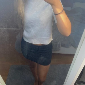 Zara top - Super fin ZARA trafaluc top 🤍🤍 knappt använd och säljer pga att den blivit för liten för mig 😬 Passar som både finare top eller bara till vardagen och är perfekt nu till höst när det är lite svalare ❤️❤️ Den är i en ljus beige färg!! Frakt tillkommer 🫶