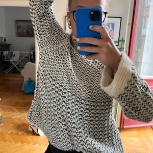 Stickad tröja - Stickad tröja i coolt mönster i vitt och svart från French Connection. Storlek S.