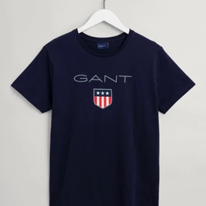 Gant T-shirt strl S - Jag har använt detta plagg få gånger och är inte i användning av den längre. Köpt i en gant butik. Köpt för 400 kr säljer för 100 kr men går att buda. Köparen står för frakt . Skriv för fler bilder eller info