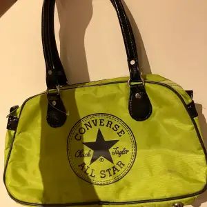 Grön jättefin converse handväska. Använd få gånger. Säljer för 65kr.
