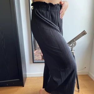 croppade byxor - croppade byxor köpta på primark. går till anklarna på mig som är 155 cm. I bra skick, köpare står för frakt❤️‍🩹