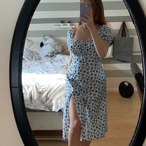 Blommig klänning - Säljer denna söta blommiga klänningen från SHEIN då den inte kommer till användning samt är lite stor i bysten. Frakt tillkommer🦋🕊🤍