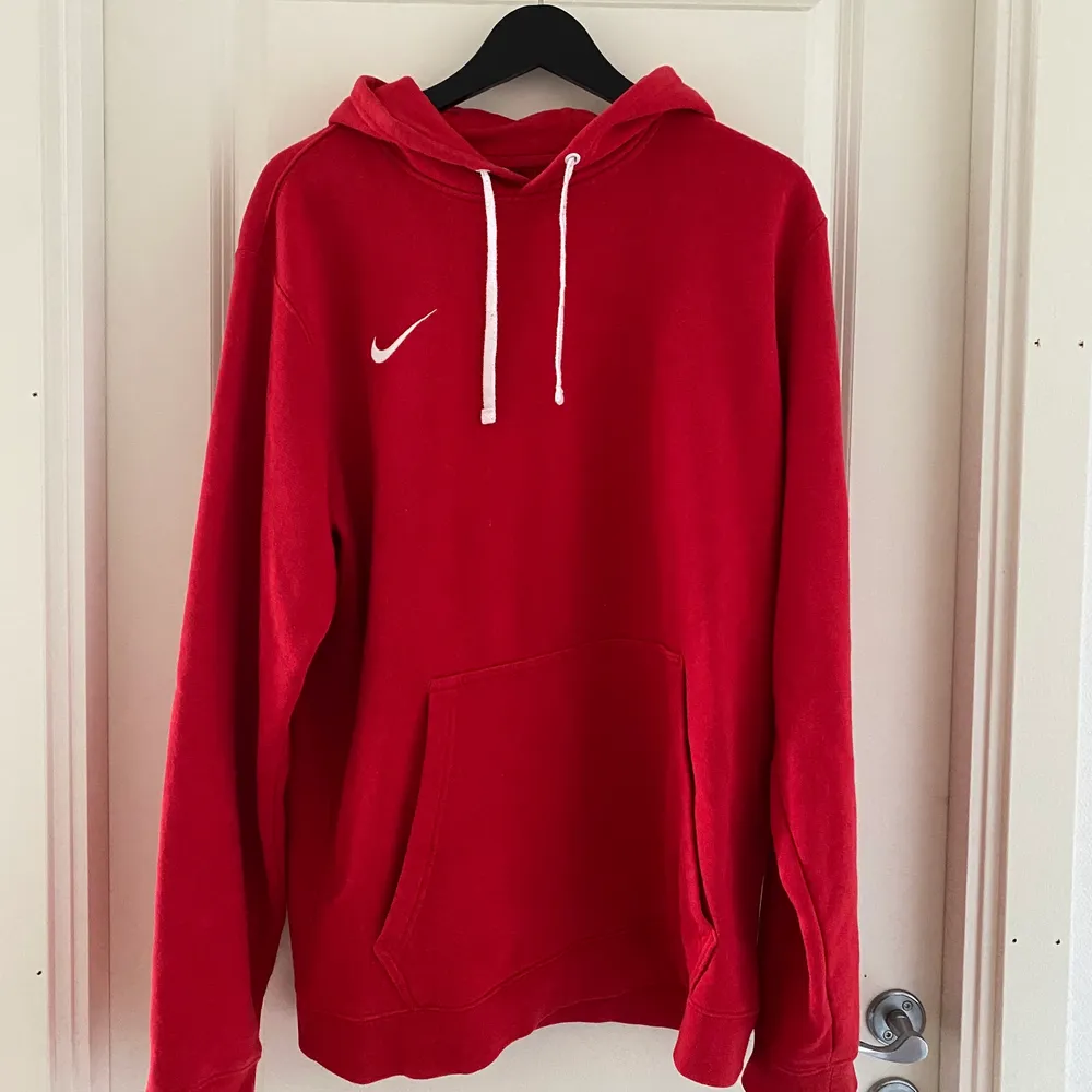 Röd Nike hoodie i storlek XL med vita detaljer. köpt för 4 år sedan, använd ett fåtal gånger. Unisex.  Köparen står för frakt. + 66kr🌸. Hoodies.