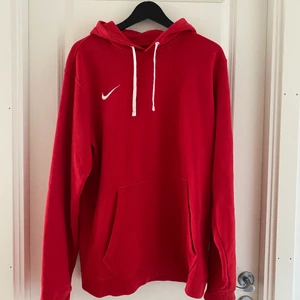 Nike, hoodie, strl. XL, röd - Röd Nike hoodie i storlek XL med vita detaljer. köpt för 4 år sedan, använd ett fåtal gånger. Unisex.  Köparen står för frakt. + 66kr🌸