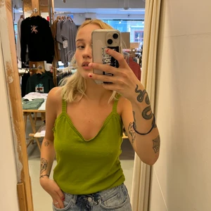 Grönt stickat linne!  - Jättefint grönt stickat linne. Köpt second hand men använd få gånger. Storlek och märke är lite oklart. Den är lite stor för o är vanligtvis S. Så kanske M? 